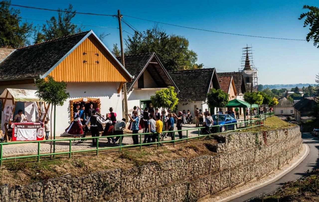 Sobe Na Vinskoj Cesti Zmajevac Lägenhet Exteriör bild